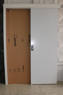 Easy * Folha Lisa - Puxador Inox 15cm - Trilho Alumínio - Batente Alumínio - 6