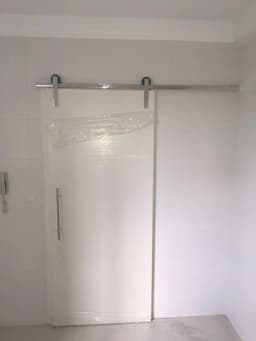 kit Roldana Aparente Inox, Folha Lisa Fundo Prime Branco e puxador H 30cm 1