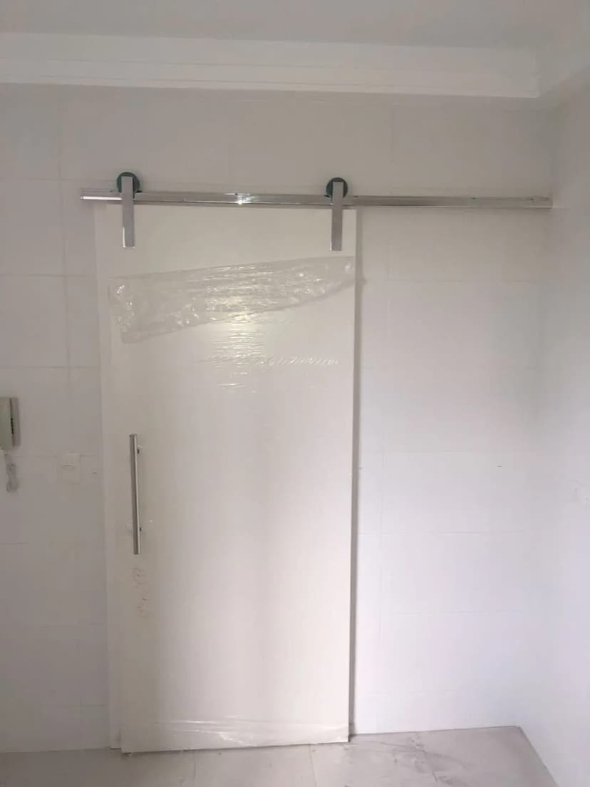 KIT - Roldana Aparente Inox, Folha frisada Fundo Prime Branco e puxador H 30cm