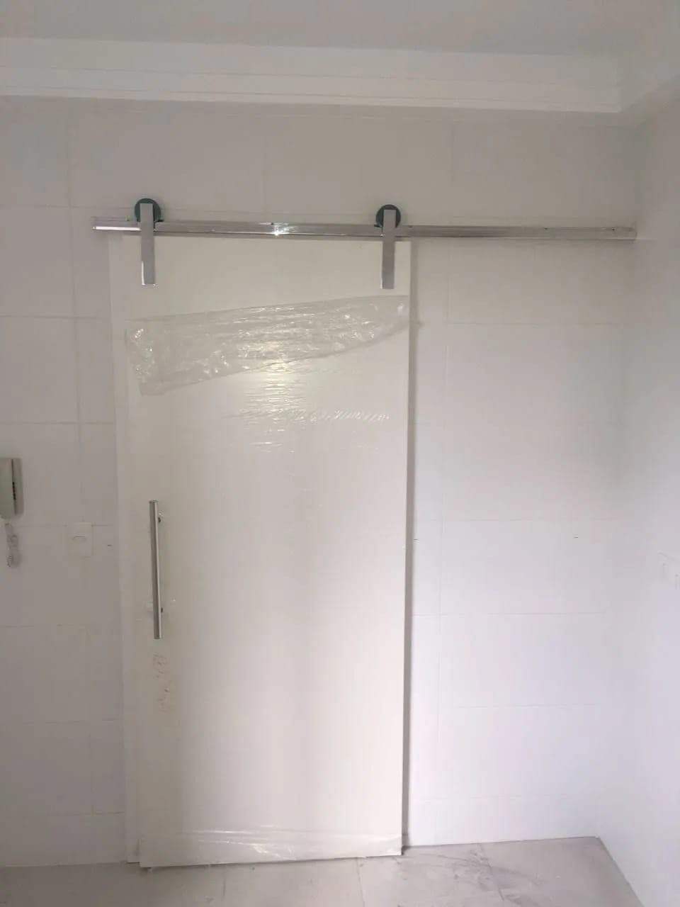 kit Roldana Aparente Inox, Folha Lisa Fundo Prime Branco e puxador H 30cm — imagem 1